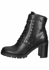 Bottine en cuir noir avec un talon haut épais, un avant à lacets et des clous métalliques sur le côté. Semelle robuste pour une bonne adhérence.
