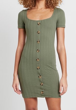 Robe ajustée vert olive en tissu côtelé, manches courtes, encolure dégagée et une rangée frontale de huit boutons en écaille.
