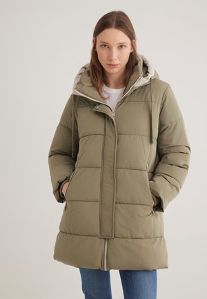 Olivgrüne gepolsterte Jacke mit grauem Kragen, vertikaler Steppung, Reißverschluss und Seitentaschen. Weicher Stoff und lässiges Design.