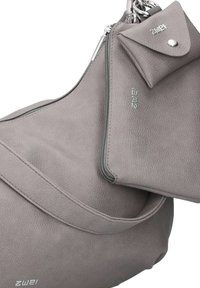 Borsa a tracolla in pelle grigia con una texture liscia e una chiusura a zip superiore. Include una piccola pochette attaccata con chiusura a scatto e dettaglio del logo.