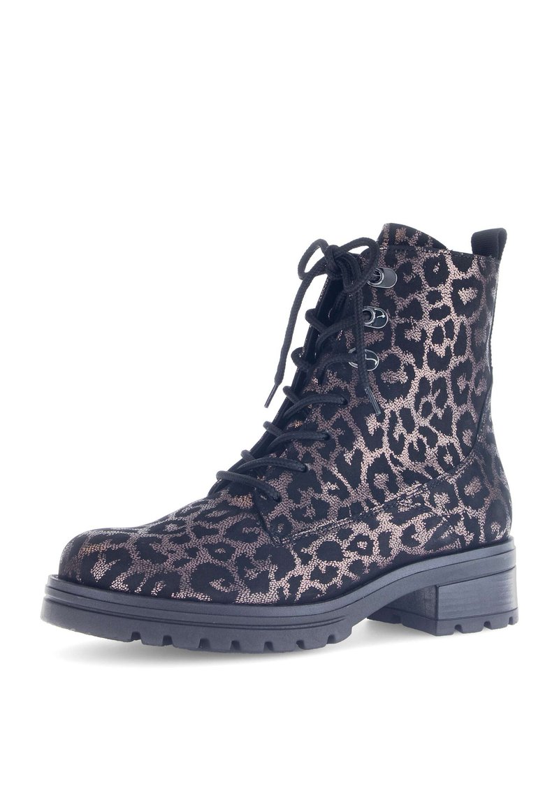 Zwarte enkellaars met een luipaardprintpatroon, voorzien van een veterontwerp, een chunky zool en een textuurrijke stoffen afwerking.