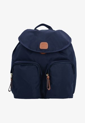 Zaino in tessuto blu navy con patta pieghevole, due tasche anteriori con zip e dettagli in pelle marrone. Presenta una maniglia superiore per il trasporto.