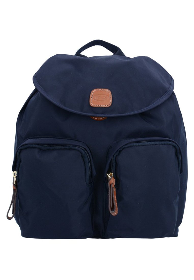 Zaino in tessuto blu navy con patta pieghevole, due tasche anteriori con zip e dettagli in pelle marrone. Presenta una maniglia superiore per il trasporto.