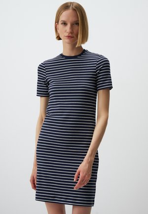 Gestreiftes kurzärmliges Kleid in Marineblau und Weiß mit ribbeliger Textur, das über einen runden Halsausschnitt und eine taillierte Silhouette verfügt.