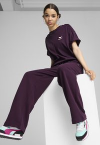 Puma BETTER CLASSICS OVERSIZED TEE - Jednoduché tričko - midnight plum