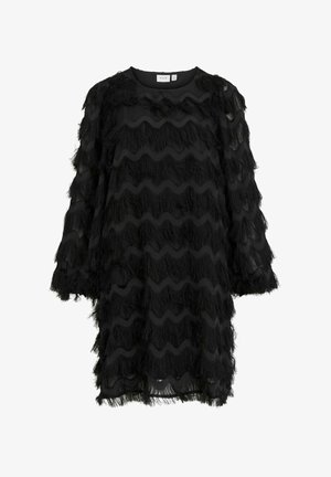 Sort kjole lavet af letvægtsstof, med bølgede, frynset detaljer. Lange ærmer, rund udskæring og struktureret mønster over det hele.