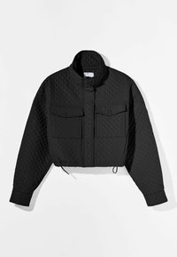 Černá prošívaná krátká bunda s vysokým límcem, dvěma předními kapsami se zapínáním na klopu a nastavitelným stahováním v pase.