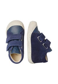 Námorně modré boty s koženým a semišovým povrchem, které mají dva suché zipy, gumovou podrážku a bílé detaily. Design s kulatou špičkou.