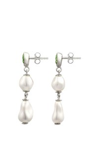 Hängande örhängen med tre oregelbundet formade vita pärlor som hänger från en silverinfattning med gröna detaljer.