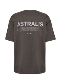 Mørkegrå bomulds-T-shirt med korte ærmer. Har stort hvidt tekst på bagsiden, der viser "ASTRALIS" og beskrivende tekst nedenunder.