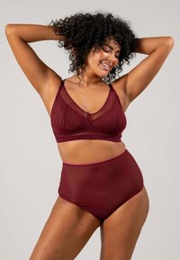 Burgundyröd trådlös bralette i genomskinligt tyg, med V-ringning och justerbara band, som matchas med högmidjade trosor.