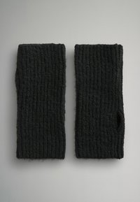 Czarne dzianinowe ogrzewacze na nadgarstki o prążkowanej fakturze, wyposażone w otwory na palce zapewniające chwyt i swobodę ruchów. Odpowiednie do używania w chłodne dni.