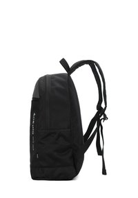 Zwarte rugzak met een gestructureerde afwerking, voorzien van verstelbare bandjes, een voorste meshzak en een met rits afgesloten hoofdvak.