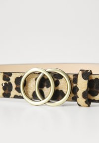 Cintura a stampa leopardata realizzata in tessuto testurizzato con fibbia a doppio anello in tonalità oro e passante, con macchie nere su uno sfondo beige.