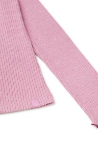 Vlněný růžový dlouhý rukáv s jemnou texturou; na dolním lemu se nachází malá značka.