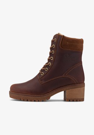 Bottines en cuir marron avec un col rembourré, un design à lacets, des œillets dorés, une surface texturée et un talon bloc empilé avec une semelle en caoutchouc.
