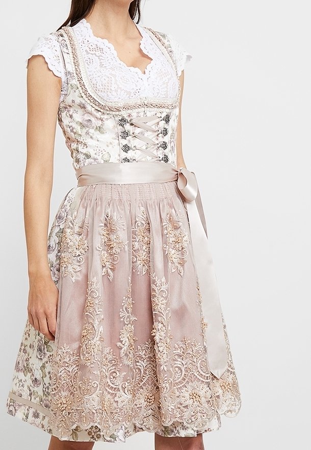 Licht bloemen dirndl jurk met een witte kant top, beige satijnen riem en ingewikkelde gouden borduursels op de roze rok. Heeft een geknoopte lijfje.