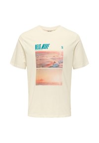 Camiseta crema con dos fotos de atardeceres en el océano, surfistas en las olas, y texto en color azul verdoso "HEAT WAVE Surf California '04" en el frente.