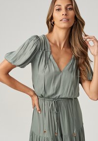 THE FATED MIL - Velika haljina - sage green
