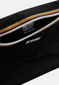 Primo piano di una borsa K-Way nera con una cerniera bianca e finiture a strisce multicolore, che mostra il logo K-Way e l'etichetta "Solo una taglia" all'interno.