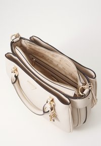 Borsa beige realizzata in materiale testurizzato, con accenti dorati, doppie maniglie, scomparti interni e chiusura con zip.