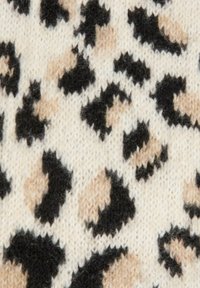 Tessuto in maglia con una base crema, caratterizzato da un motivo a macchie di leopardo in nero e beige. La texture sembra morbida e pelosa con macchie ben definite.