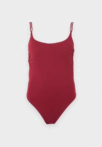 Κόκκινο ολόσωμο μαγιό με λεπτούς διπλούς ρυθμιζόμενους ράντες στους ώμους και ελαφριά ρυτίδωση στα πλάγια.