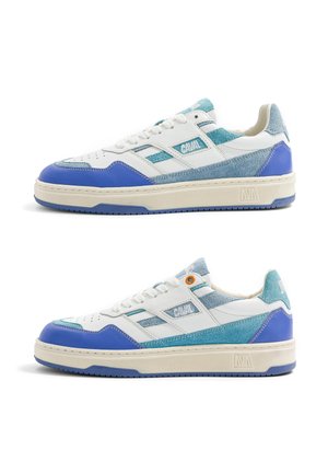 Paire de baskets basses blanches, bleues et bleu sarcelle avec fermeture à lacets et détails en daim, affichées vue de côté gauche et droite sur fond blanc.