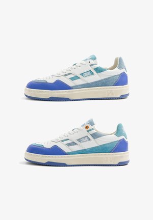 Paire de baskets basses blanches, bleues et bleu sarcelle avec fermeture à lacets et détails en daim, affichées vue de côté gauche et droite sur fond blanc.