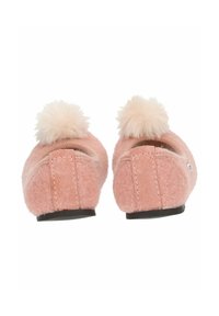 Chaussons en feutre rose avec un bout rond, une ouverture élastique et de doux pompons à l'arrière. Semelle en caoutchouc noir pour plus de durabilité.