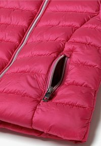 Chaqueta tipo puff en un brillante color rosa, con textura acolchada, que presenta un cierre de cremallera plateado y detalles de bolsillo. Material suave y acolchado para aislamiento.