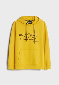 Żółta bluza z kapturem, z kieszenią z przodu, sznurkiem przy kapturze i graficznym nadrukiem. Tkanina ma miękką fakturę, z wyraźnym logo i detalem nadruku.