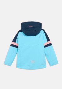 Hellblaues wasserdichtes Jacke mit einer marineblauen Kapuze, die pinke Akzente und ein gestreiftes Design an den Ärmeln aufweist. Enthält Belüftungsdetails am Rücken.