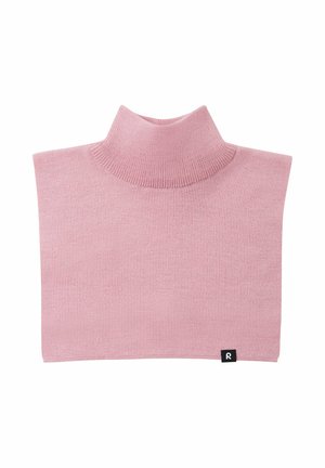 Sweter z golfem w jasnoróżowym kolorze, z prążkowaną fakturą i krótkim krojem, z małą czarną metką w prawym dolnym rogu.