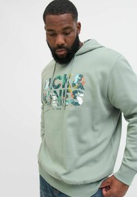 Groene hoodie met een kangoeroezak, voorzien van een kleurrijke grafische print op de borst, lange mouwen en ribgebreide manchetten en zoom.
