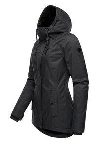 Veste noire à capuche fabriquée dans un matériau texturé avec un design ajusté, dotée de poches frontales et de détails avec cordon de serrage ajustable.