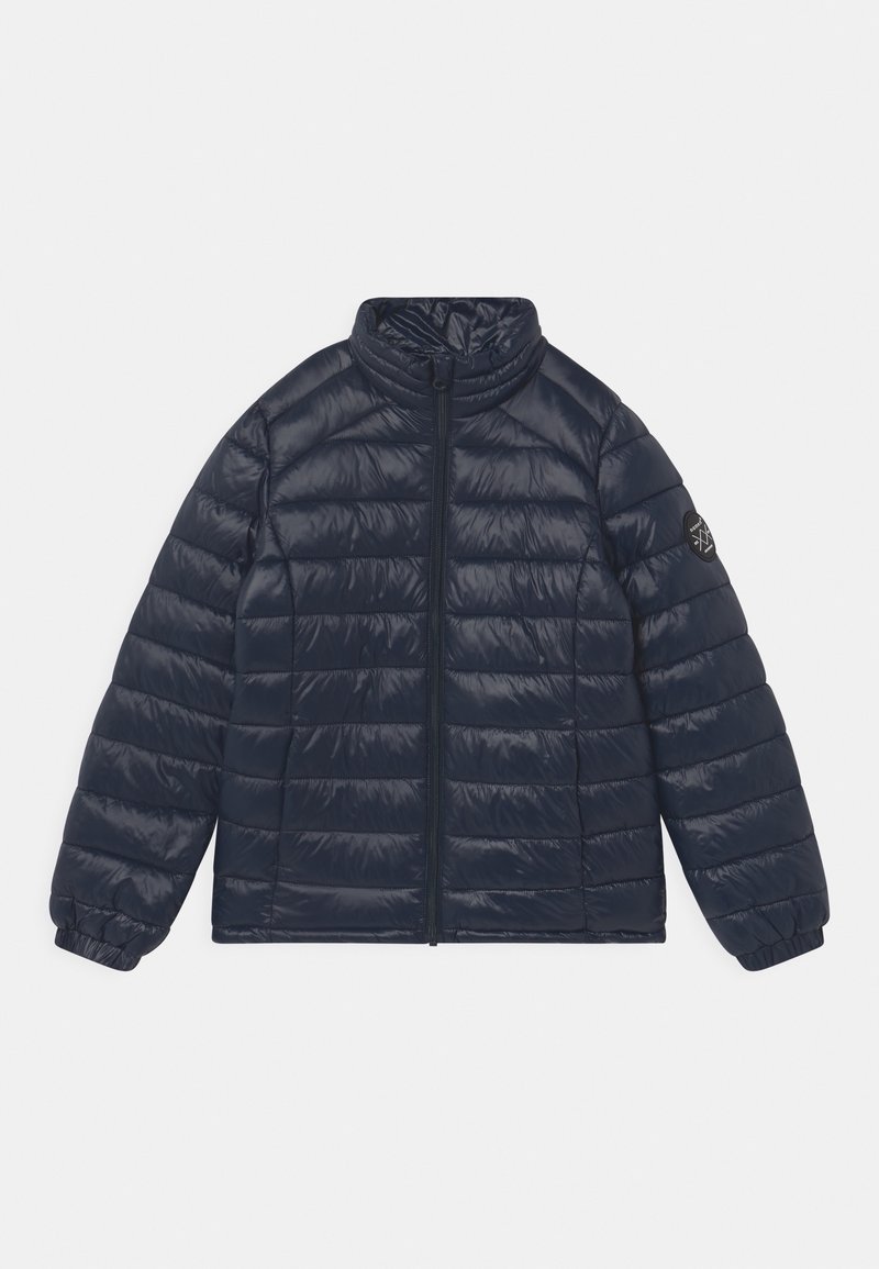 Giubbotto imbottito blu navy con trapuntatura orizzontale, polsini elastici, colletto erettore, zip frontale e un patch rotondo con logo sulla manica sinistra.