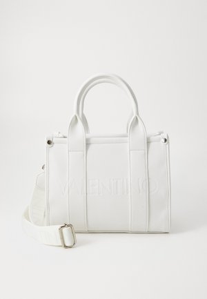 Sac tote blanc Valentino avec double poignée, bandoulière réglable amovible et nom de marque embossé sur une surface texturée.