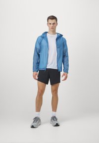 HOKA SKYFLOW JACKET - Vjetrovka - shadow