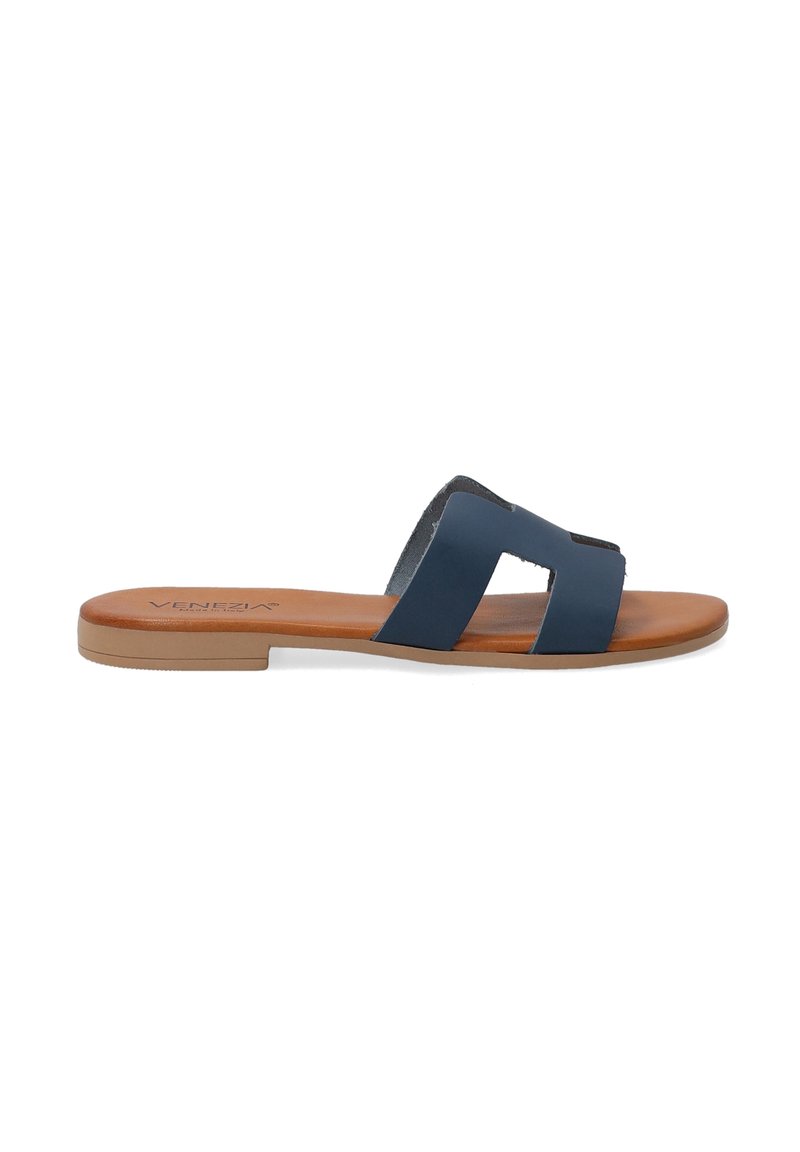 Námořnické modré ploché sandály s dvěma překrývajícími se pásky, otevřenou špičkou a hnědou koženou stélkou. Minimalistický design a nízký profil podrážky.