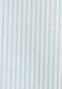 Motif à fines rayures verticales bleu clair et blanc sur une surface de tissu texturée.