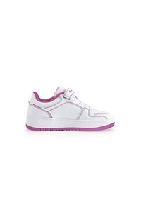 Białe sneakersy z fioletowymi akcentami, panelami z siateczki i przeszyciami. Posiadają zapięcie na rzep oraz teksturowaną gumową podeszwę.