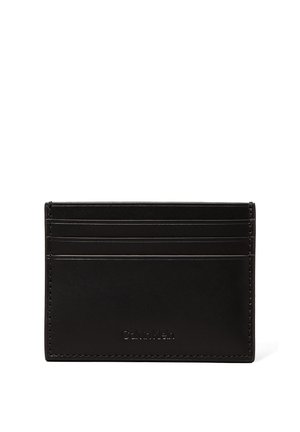 Portafoglio in pelle nera con quattro slot orizzontali, design minimalista e brand embossato. Texture liscia e bordi puliti.
