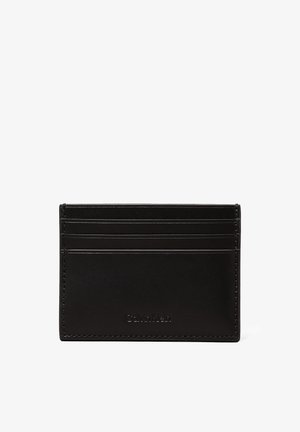 Portafoglio in pelle nera con quattro slot orizzontali, design minimalista e brand embossato. Texture liscia e bordi puliti.