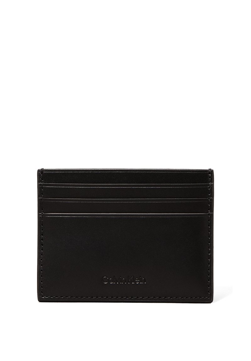 Portafoglio in pelle nera con quattro slot orizzontali, design minimalista e brand embossato. Texture liscia e bordi puliti.