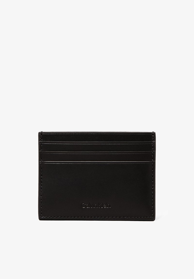 Portafoglio in pelle nera con quattro slot orizzontali, design minimalista e brand embossato. Texture liscia e bordi puliti.