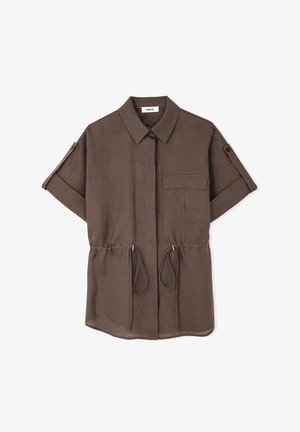 Chemise en lin marron à manches courtes avec col, poche poitrine, taille à cordon de serrage et poignets à rouleaux boutonnés.
