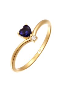 Guldring med en hjerteformet, dybblå ædelsten og en lille klar sten som accent. Glat ring med poleret finish og minimal detaljering.