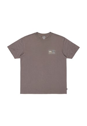 Camiseta de algodón gris con mangas cortas, escote redondeado y un gráfico de bolsillo frontal que presenta el logo de "Billabong" y un borde decorativo.