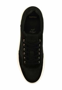 Zwarte suède sneaker met een ronde neus, platte vetersluiting, zilveren oogjes, witte rubberen zool en een geperst "Manfield" logo aan de binnenkant.